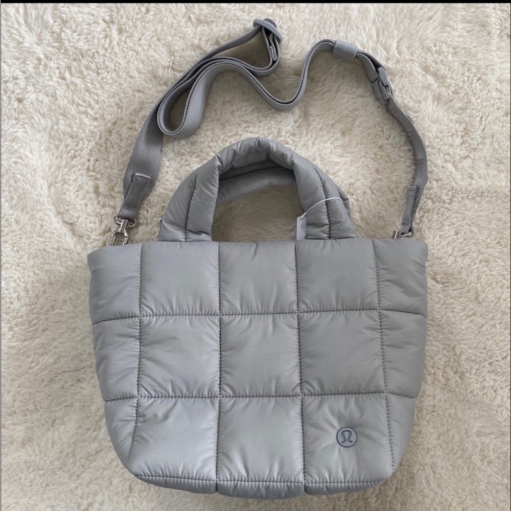 Grey Lululemon bag.
